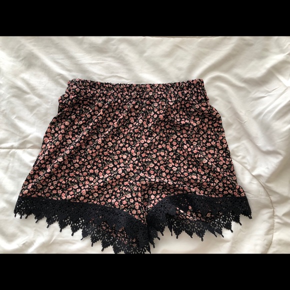 Cute floral shorts with lace - Picture 1 of 3